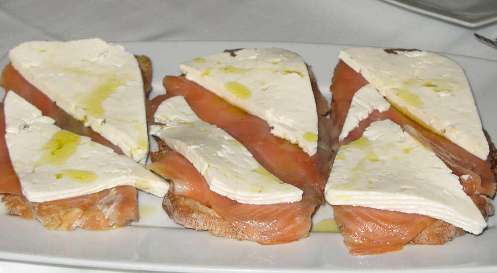 Tostas de salmón con queso Tostas de salmón con queso