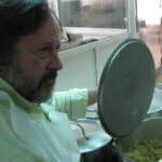 Xoti de Luis cocinando la guarnición de repollo, puerros medianos, cebolla, zanahorias.