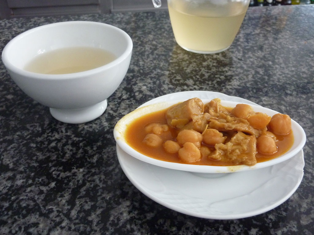 Restaurante Beiramar en pueblo de Caion en Laracha. Taza de ribeiro y tapa de callos Restaurante Beiramar en pueblo de Caion en Laracha. Taza de ribeiro y tapa de callos