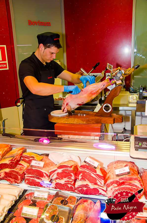 Presentación-de-la-Guía-Pata-Negra-en-Bovinum---Cortando-jamon