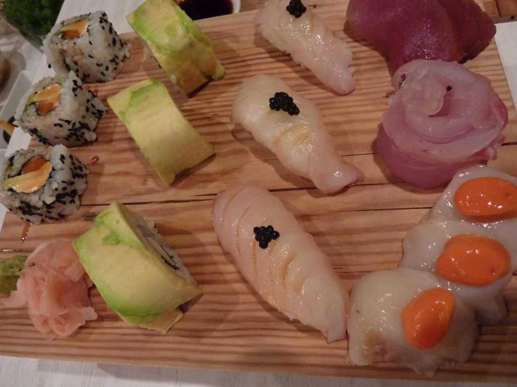 Uramkis de salmón, aguacate y queso, Uramakis de langostino y aguacate, Nigiris de mero, Sashimi atún, vieira y lubina.